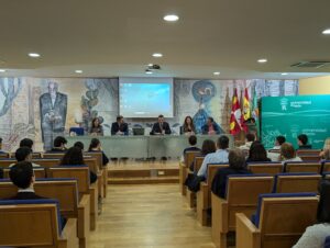 Momento de la entrega de premios y diplomas. De izquierda a derecha, Mª Teresa Trobajo, responsable de la Olimpiada, Riberto Vida, CEO de Xeridia, Ramón Ángel Fernández, Vicerrector de la Ule, Rebeca Martínez, Delegada del Director de la Escuela de Ingenierías Industrial, Informática y Aeroespacial y Jaier Gómez, Director del Deprtamentod e Matemáticas