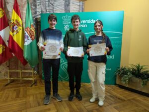 Equipo ganador. En el centro, el primer puesto para Ángel Gutiérrez. A la izquierda Samuel de la Loma, segundo puesto. A la derecha Lea García, tercer puesto.